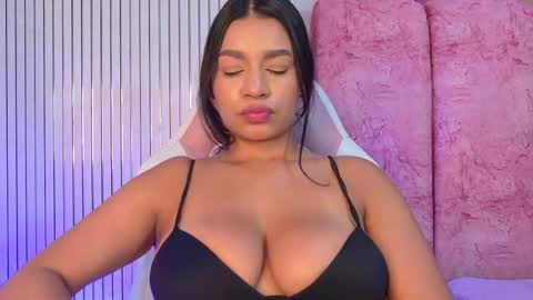 Snapshot of naomy_gomez_ chatting on 05-31-26, 06:20 Naomy online show from 05-31-26, 06:20