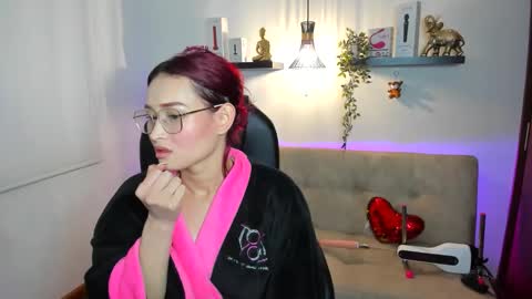 Snapshot of naomy_hot04 chatting on 05-19-26, 01:56 naomy online show from 05-19-26, 01:56