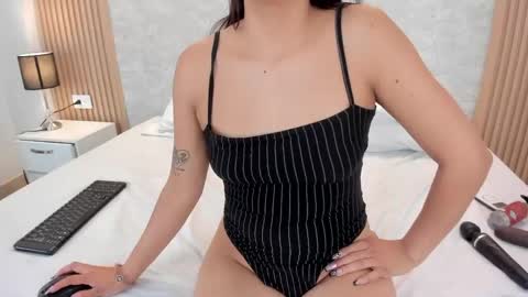 Snapshot of naomycollins__ chatting on 04-29-26, 05:30 NAOMY online show from 04-29-26, 05:30
