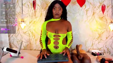 Snapshot of naomyy_cooper chatting on 05-20-26, 08:59 Naomy online show from 05-20-26, 08:59