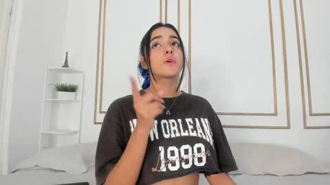 Snapshot of natalia_aguirre chatting on 02-23-25, 03:40 Naty online show from 02-23-25, 03:40