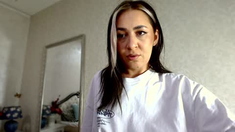 Snapshot of natalia_peach chatting on 01-13-25, 05:12 Wild influence online show from 01-13-25, 05:12