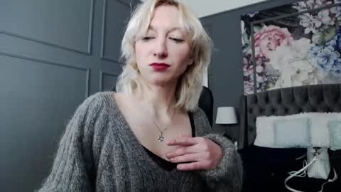 Snapshot of natalie_bitton chatting on 12-02-24, 07:36 Natalie online show from 12-02-24, 07:36