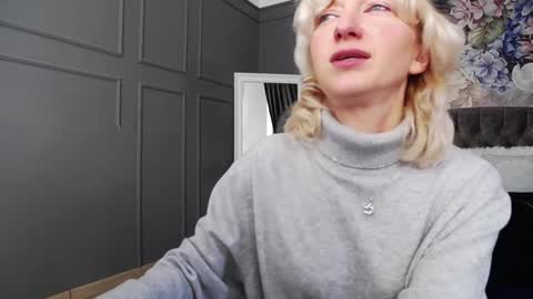 Snapshot of natalie_bitton chatting on 12-15-24, 07:57 Natalie online show from 12-15-24, 07:57