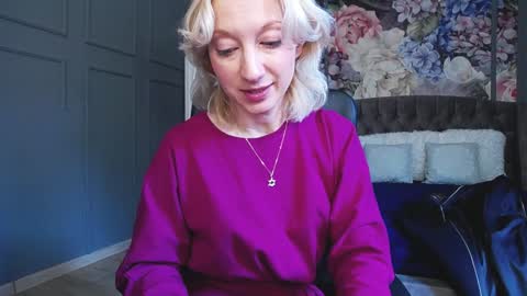 Snapshot of natalie_bitton chatting on 12-17-24, 07:40 Natalie online show from 12-17-24, 07:40