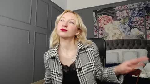 Snapshot of natalie_bitton chatting on 12-21-24, 07:56 Natalie online show from 12-21-24, 07:56