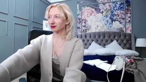 Snapshot of natalie_bitton chatting on 12-25-24, 07:14 Natalie online show from 12-25-24, 07:14