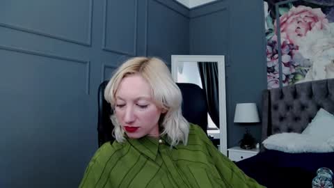 Snapshot of natalie_bitton chatting on 12-30-24, 10:43 Natalie online show from 12-30-24, 10:43