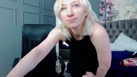 Snapshot of natalie_bitton chatting on 12-31-24, 08:15 Natalie online show from 12-31-24, 08:15