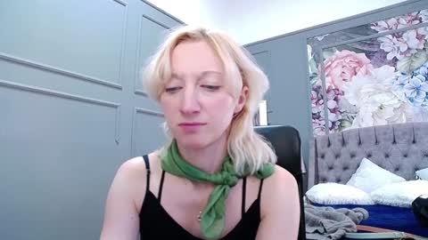 Snapshot of natalie_bitton chatting on 01-04-25, 11:00 Natalie online show from 01-04-25, 11:00