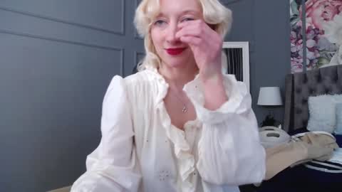 Snapshot of natalie_bitton chatting on 01-10-25, 01:52 Natalie online show from 01-10-25, 01:52