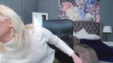 Snapshot of natalie_bitton chatting on 02-03-25, 06:13 Natalie online show from 02-03-25, 06:13
