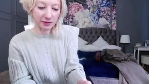 Snapshot of natalie_bitton chatting on 02-09-25, 06:54 Natalie online show from 02-09-25, 06:54