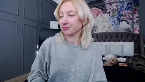 Snapshot of natalie_bitton chatting on 02-11-25, 08:05 Natalie online show from 02-11-25, 08:05