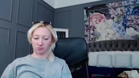 Snapshot of natalie_bitton chatting on 02-11-25, 02:13 Natalie online show from 02-11-25, 02:13