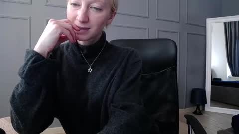 Snapshot of natalie_bitton chatting on 02-19-25, 11:28 Natalie online show from 02-19-25, 11:28