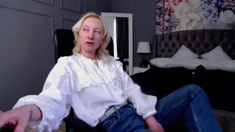 Snapshot of natalie_bitton chatting on 02-27-25, 11:10 Natalie online show from 02-27-25, 11:10