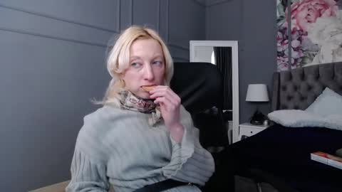 Snapshot of natalie_bitton chatting on 02-28-25, 07:05 Natalie online show from 02-28-25, 07:05