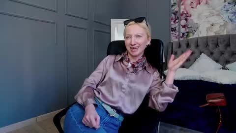 Snapshot of natalie_bitton chatting on 03-05-25, 12:33 Natalie online show from 03-05-25, 12:33