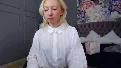 Snapshot of natalie_bitton chatting on 03-10-25, 06:49 Natalie online show from 03-10-25, 06:49