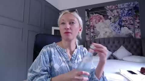 Snapshot of natalie_bitton chatting on 09-10-25, 07:19 Natalie online show from 09-10-25, 07:19
