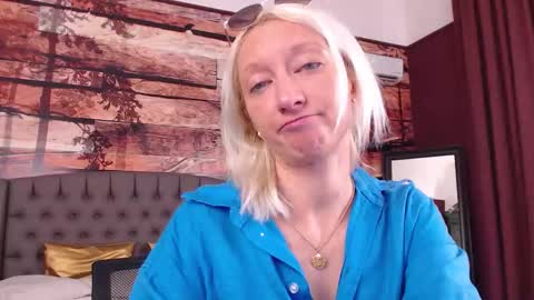 Snapshot of natalie_bitton chatting on 09-24-25, 09:23 Natalie online show from 09-24-25, 09:23