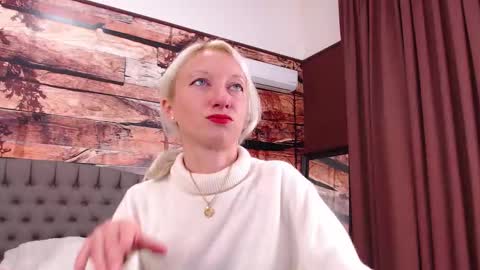 Snapshot of natalie_bitton chatting on 10-04-25, 10:46 Natalie online show from 10-04-25, 10:46