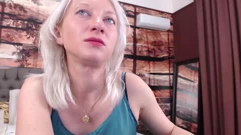 Snapshot of natalie_bitton chatting on 10-11-25, 11:42 Natalie online show from 10-11-25, 11:42