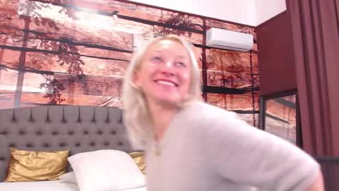 Snapshot of natalie_bitton chatting on 10-13-25, 11:32 Natalie online show from 10-13-25, 11:32