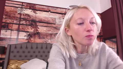 Snapshot of natalie_bitton chatting on 10-19-25, 10:27 Natalie online show from 10-19-25, 10:27