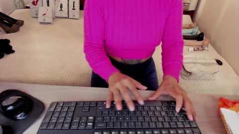 Snapshot of natalie_moree chatting on 01-10-25, 12:15 N A T A L I A online show from 01-10-25, 12:15