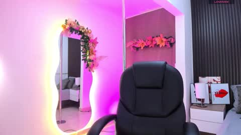 Snapshot of natasha__jackson chatting on 12-15-25, 12:53 natasha online show from 12-15-25, 12:53