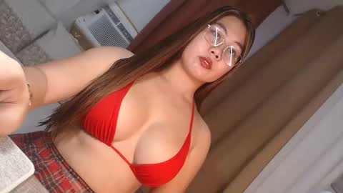 Snapshot of nathalie_hart chatting on 05-07-26, 03:01 Queen Marga online show from 05-07-26, 03:01