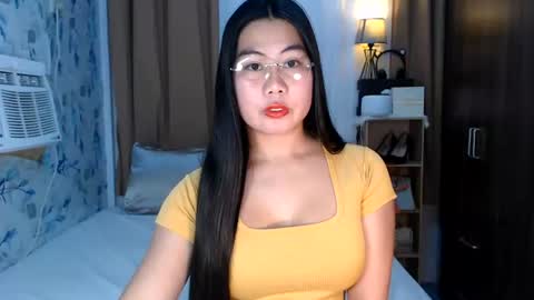 Snapshot of nathalie_hart chatting on 07-14-26, 12:57 Queen Marga online show from 07-14-26, 12:57