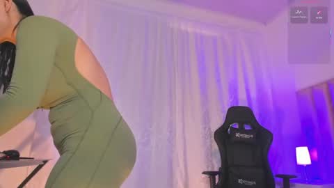 Snapshot of natural_bigass_nina chatting on 05-25-26, 06:36 Sophia online show from 05-25-26, 06:36