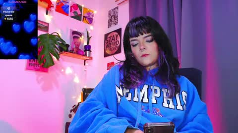 Snapshot of naughty_em_17 chatting on 01-17-25, 05:00 Em please help me reach 100 thumbs up 3 online show from 01-17-25, 05:00