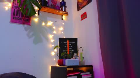 Snapshot of naughty_em_17 chatting on 01-21-25, 10:19 Em please help me reach 100 thumbs up 3 online show from 01-21-25, 10:19