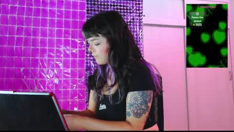 Snapshot of naughty_em_17 chatting on 03-06-25, 09:25 Em please help me reach 100 thumbs up 3 online show from 03-06-25, 09:25