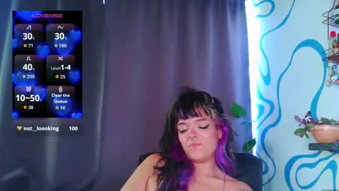 Snapshot of naughty_em_17 chatting on 09-09-25, 06:29 Em please help me reach 100 thumbs up 3 online show from 09-09-25, 06:29