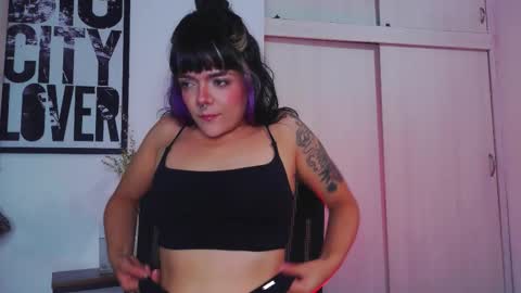 Snapshot of naughty_em_17 chatting on 09-27-25, 07:46 Em please help me reach 100 thumbs up 3 online show from 09-27-25, 07:46