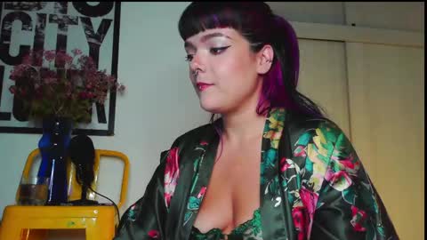Snapshot of naughty_em_17 chatting on 05-10-26, 06:07 Em please help me reach 100 thumbs up 3 online show from 05-10-26, 06:07