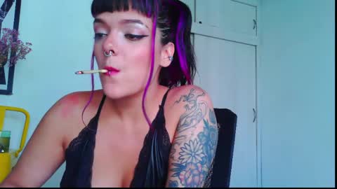 Snapshot of naughty_em_17 chatting on 05-24-26, 05:40 Em please help me reach 100 thumbs up 3 online show from 05-24-26, 05:40