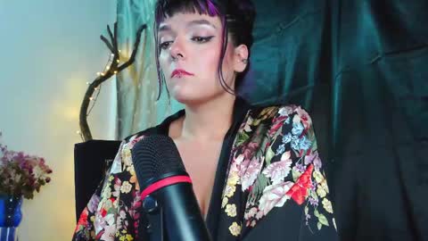 Snapshot of naughty_em_17 chatting on 06-08-26, 01:28 Em please help me reach 100 thumbs up 3 online show from 06-08-26, 01:28