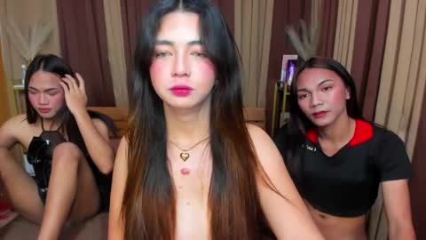 Snapshot of naughty_leigh chatting on 04-15-26, 06:42 LEIGH online show from 04-15-26, 06:42