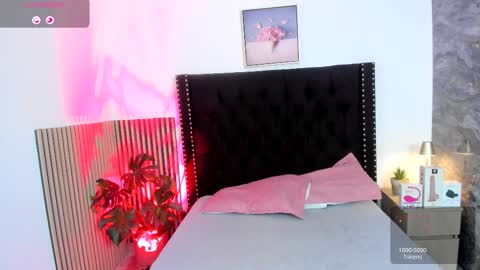 Snapshot of naughty_twink_ chatting on 10-15-25, 11:43 Noah online show from 10-15-25, 11:43