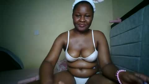 Snapshot of naughtybrownny chatting on 06-22-26, 03:25 MUMU online show from 06-22-26, 03:25