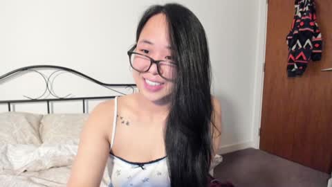 Snapshot of naughtynerdygirl chatting on 01-12-25, 04:29 Gigi Chu online show from 01-12-25, 04:29