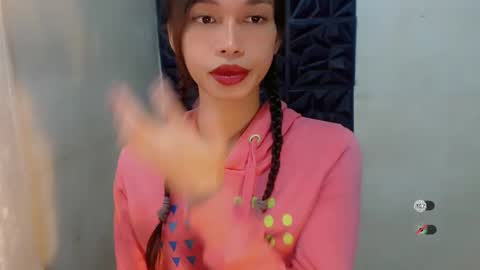 Snapshot of naughtysunshinepinay chatting on 10-25-25, 05:04 Celine online show from 10-25-25, 05:04