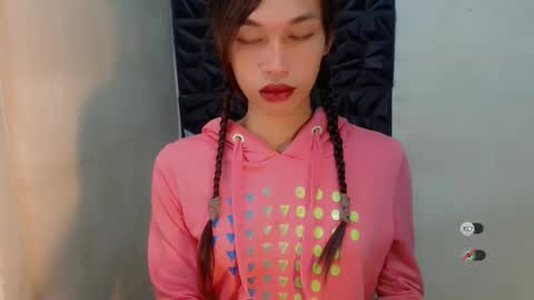 Snapshot of naughtysunshinepinay chatting on 10-27-25, 05:33 Celine online show from 10-27-25, 05:33