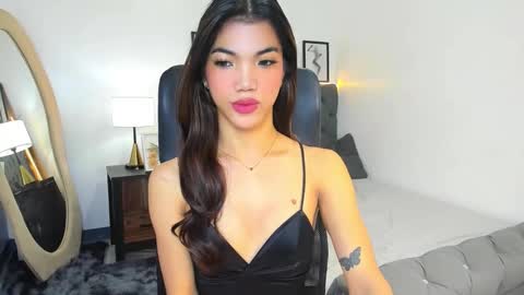 Snapshot of naughtyvixennova chatting on 10-19-25, 06:36 Cassie online show from 10-19-25, 06:36